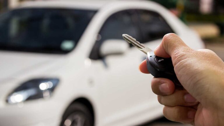 Vai comprar um carro usado? Saiba como verificar débitos em aberto