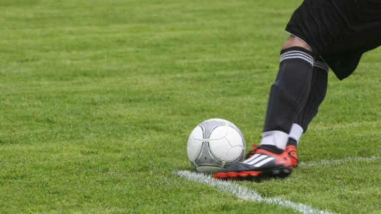 Equipamentos indispensáveis para jogadores de fut7: dicas de performance