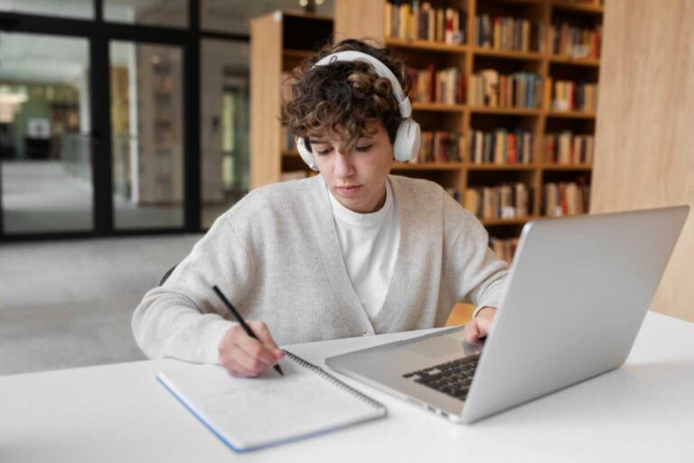 Melhor plataforma para cursos de tecnologia: comparação completa 